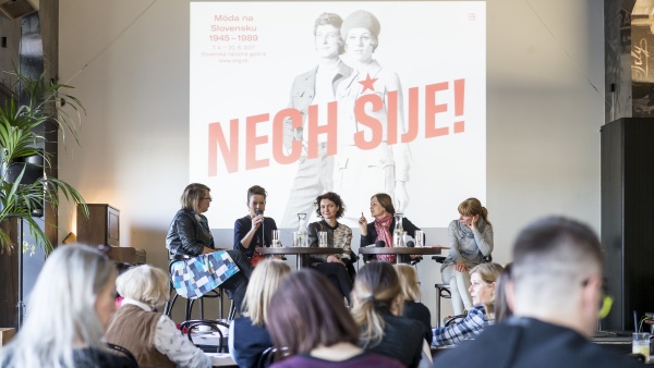 Z leva: diskusi moderovala Zora Husarčíková z Fashion LIVE!, diskuse se zúčastnily kurátorky muzeí a galerií, za Národní muzeum v Praze Miroslava Burianová, za Moravskou galerii v Brně Andrea Březinová, za Slovenské Národní muzeum Eva Hasalová a za hostitelskou Slovenskou národní galerii Viera Kleinová. Zdroj: Slovenská Národní galerie