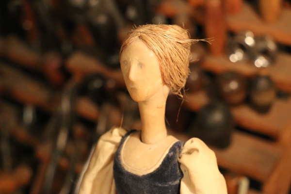 Agnes má jemný kulatý obličej ze světlého dřeva. Zdroj: Národní muzeum