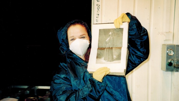 Většinu knih zasažených povodní se podařilo zachránit (na fotografii Ráchel Kuchařová). Zdroj: Národní muzeum