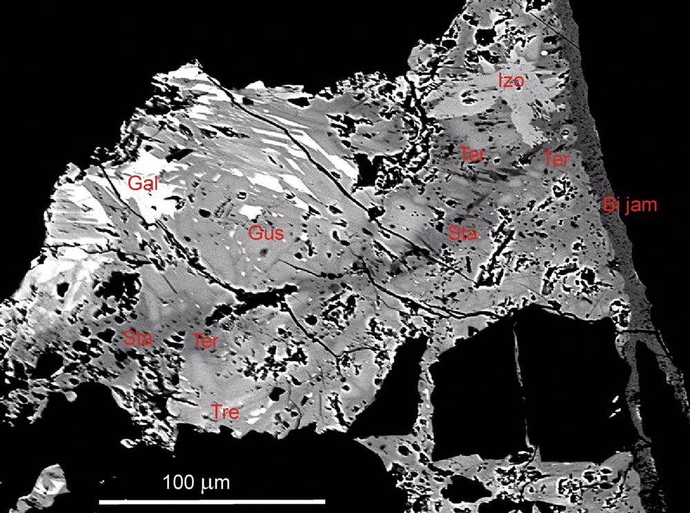 Zkoumání nového minerálu probíhá ve speciálním přístroji. Zdroj: Národní muzeum