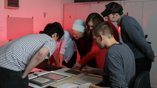 Do zkoumání Rukopisů se zapojilo množství odborníků. Zdroj: Národní muzeum