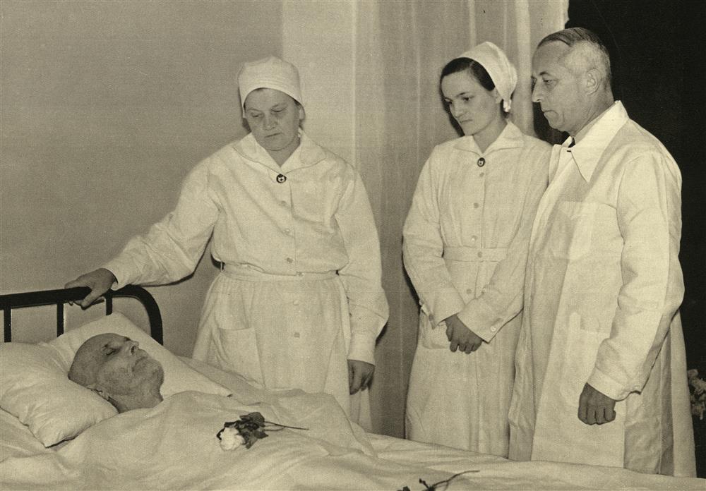 Lékař A. Meixner a ošetřovatelky R. Seifertová a M. Kapsová u zesnulého prezidenta. Zdroj: Pestrý týden, In memoriam TGM, 19. 10. 1937, s. 14