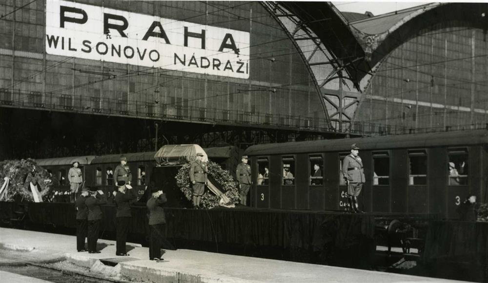 Zpět do Lán byla rakev s prezidentem odvezena vlakem. Zdroj: Národní muzeum