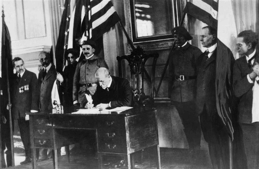 Masaryk podepisuje ve Filadelfii deklaraci o založení Demokratické unie. Zdroj: Národní muzeum