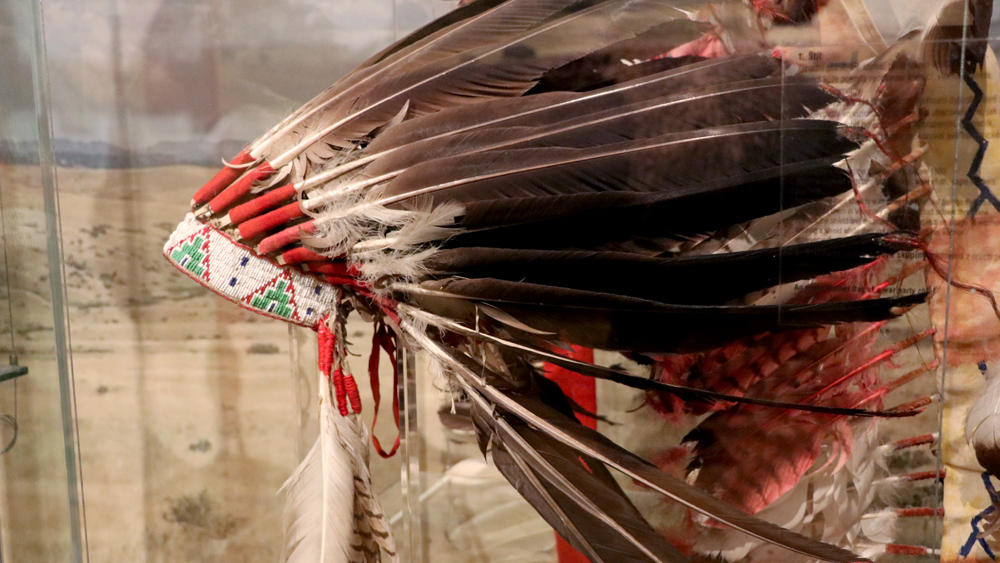 Z výstavy Indiáni fotografie indiánské čelenky