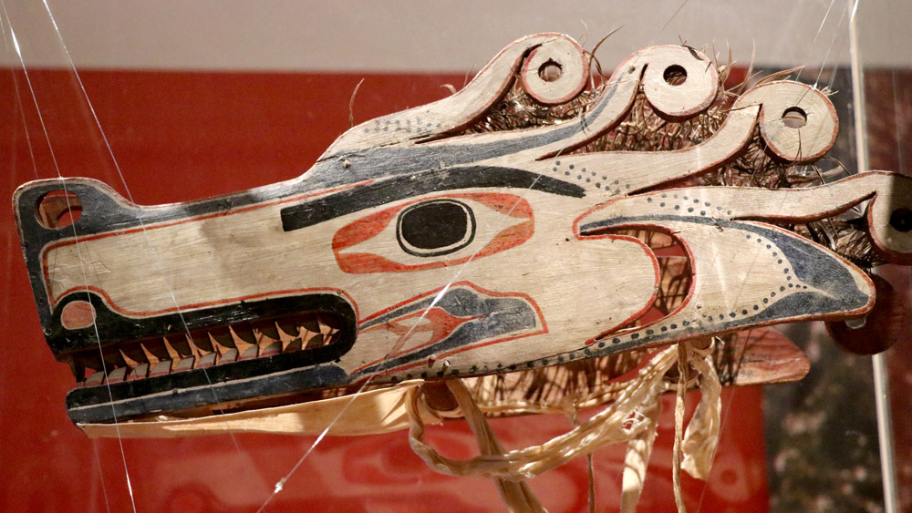 Vlčí maska na výstavě Indiáni fotografie -Vlčí maska na výstavě Indiáni