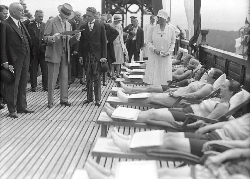 16. 6. 1929, Jevíčko / Prezident na prohlídce plicní léčebny pro nemocné tuberkulózou. Foto: J. Šrámek TGM v plicní léčebně