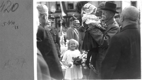 Prezident Masaryk ve Žďáru nad Sázavou. Ikonický výřez tohoto snímku z r. 1928 se stal předlohou i pro slavnou poštovní známku. Foto: Jano Šrámek Foto: TGM