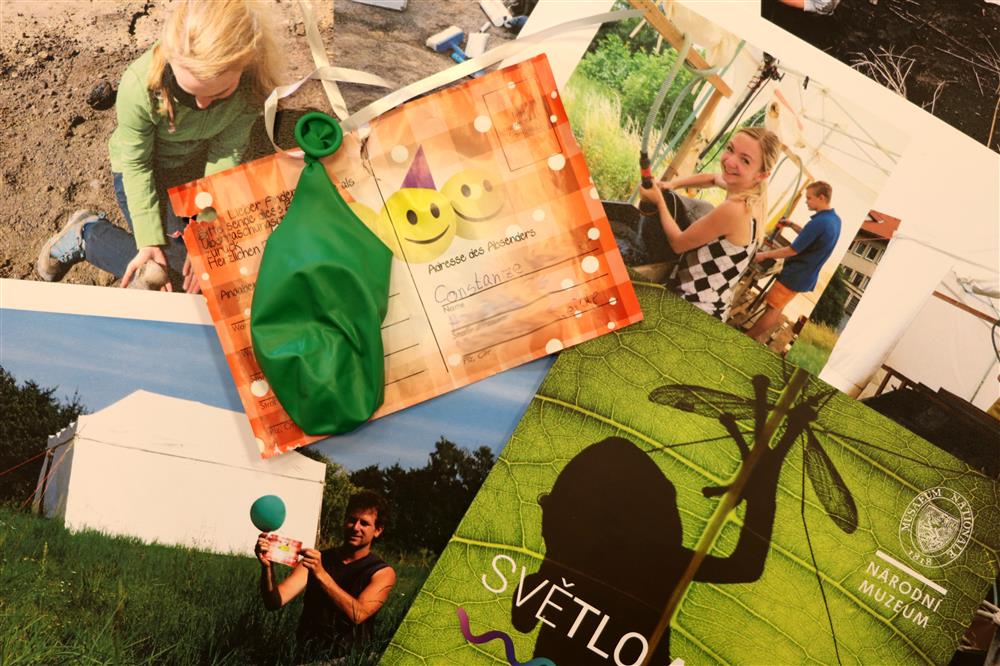 Do zásilky paleontolog Boris Ekrt s kolegy přidali také fotografie a katalog k výstavě Světlo a život. Fotografie zásilky