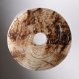 Nefritový disk pi Čína, datace nejasná, dynastie Čou (1046–256 př. n. l.) nebo pozdější kopie (zdroj: Národní muzeum)