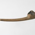 Dýmka, Kahové, Tanzanie, d.: 18 cm (inv.č. 6240).
