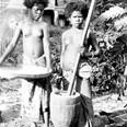 Ňuforské dívky tlučou v dřevěné stoupě ságo. Nová Guinea, 1896