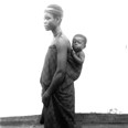 Matka s dítětem v látkovém úvazu na zádech. Ghana (Zlaté pobřeží), 1885-1888