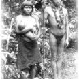 Muž s oštěpem a žena s dítětem v náručí - indiáni Piaroja od řeky Napo, Amazonie, 1892-1893