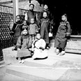 Skupina dětí mandžuských šlechticů na verandě domu. Čína, Peking, 1901