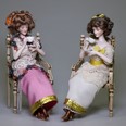 Kdyby měla některá holčička z dobře situované rodiny velké štěstí, mohla by kolem roku 1900 dostat jako dárek tyto krásné porcelánové loutky. Otázkou je, zda by si s nimi mohla vůbec hrát...